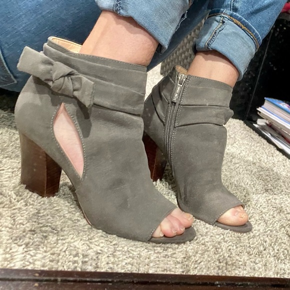 9 West heeled zip booties with bow - Picture 9 of 9